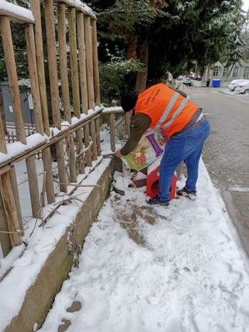 Gediz Belediyesi Soğuk Günlerde Sokak Hayvanlarını Unutmadı
