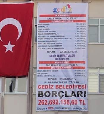 Gediz Belediyesinin Güncel Borcu Belediye Binasına Asıldı
