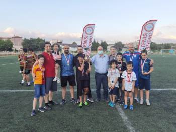 Gediz’De Ayak Tenisi Turnuvası Sona Erdi
