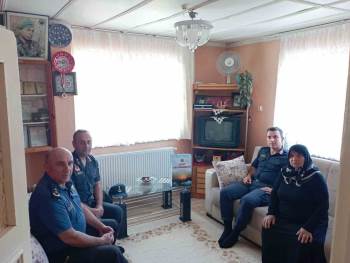 Gediz’De Bayram Öncesi Protokol Üyelerinden Şehit Ailelerini Ziyaret
