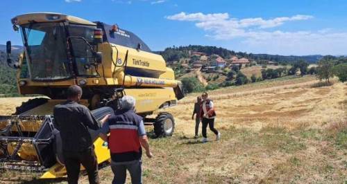 Gediz’de biçerdöverle hasat kontrolü