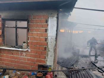 Gediz’De Bir Ev Yangında Kullanılamaz Hale Geldi
