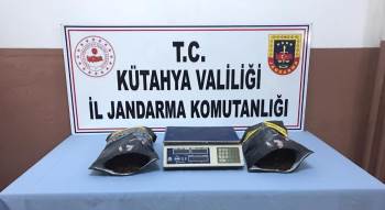 Gediz’De Bir İşyerinde Kaçak Tütün Ele Geçirildi
