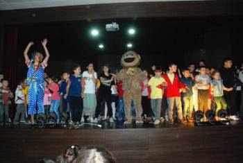 Gediz’De Çocuklara Sirk Gösterisi
