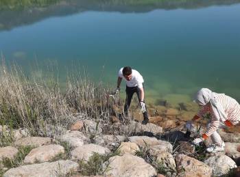 Gediz’De Doğa Dostu Öğrencilerden Çevre Temizliği
