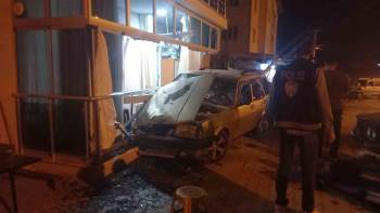 Gediz’De Ehliyetsiz Sürücü Balkona Daldı
