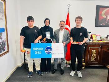 Gediz’De Kaymakam Alkan, Başarılı Öğrencilerle Bir Araya Geldi
