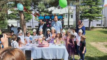 Gediz’De Kuran’I Kerime Geçen Minik Öğrencilerin Taç Giyme Sevinci
