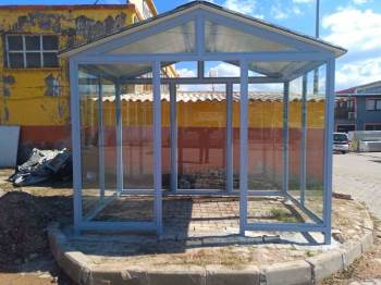 Gediz’De Meslek Liseli Öğrenciler Yaptıkları Kapalı Durağı Belediyeye Teslim Ettiler
