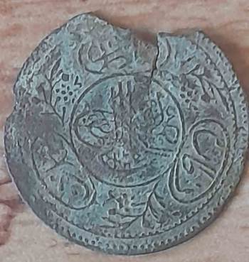 Gediz’De Mezar Kazarken Buldukları Madalyonu Kaymakamlığa Teslim Ettiler
