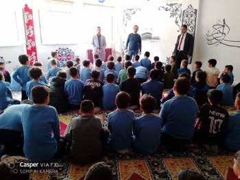 Gediz’De Öğrenciler Filistin’De Şehit Olan Müslümanla İçin Gıyabi Cenaze Namazı Kıldı
