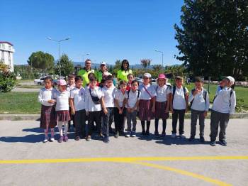 Gediz’De Okul Servis Araçları Sürücülerine Ve Öğrencilere Trafik Eğitimi Verildi
