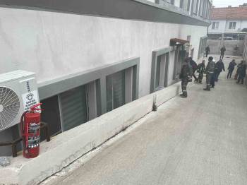 Gediz’De Okul Yurdunda Çıkan Yangında Yemekhanede Hasar Oluştu
