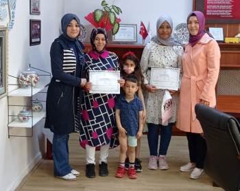 Gediz’De Okuma Yazma Kursunu Tamamlayan Yabancı Uyruklu Kursiyerler Sertifikalarını Aldı
