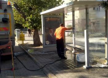 Gediz’de otobüs durakları temizlendi