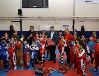 Gediz’De Sporculara Malzeme Desteği
