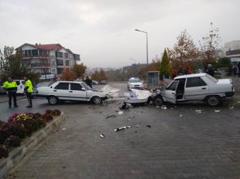 Gediz’De Trafik Kazası: 2 Yaralı
