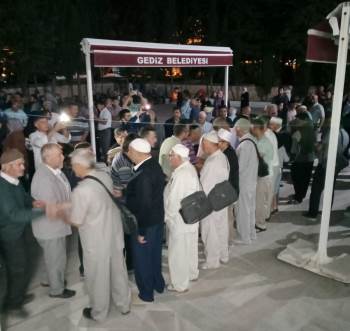 Gediz’De Umreciler Dualarla Uğurlandı

