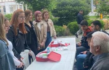 Gediz’De Üniversite Öğrencilerinden Vatandaşa Deprem Çantası Eğitimi
