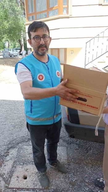 Gediz Müftüsü Sebahattin Turan: “Vatandaşlarımızın Emanetlerini İhtiyaç Sahiplerine Ulaştırıyoruz”
