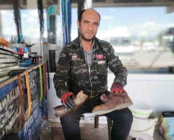 Gediz Otogarı’Nda 25 Yıldır Ayakkabı Boyacılığı Yapıyor
