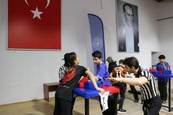 Gedizli Öğrenciler Bilek Güreşi Müsabakalarında İl Birincisi Oldu
