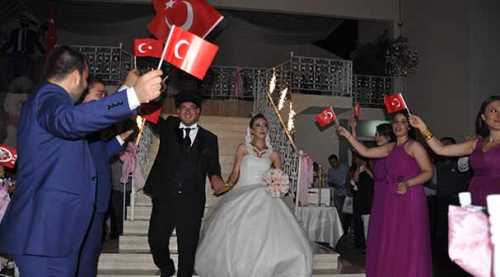 Gelin ve damadın Türk Bayrağı sevgisi