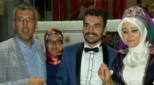 Gelin ve damat demokrasi nöbetindeler