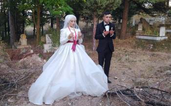 Gelin Ve Damat Önce Mezarlık Ziyaretine, Sonra Da Düğün Salonuna Gitti
