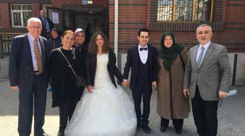 Gelinlik ve damatlıkla ile oy kullandılar