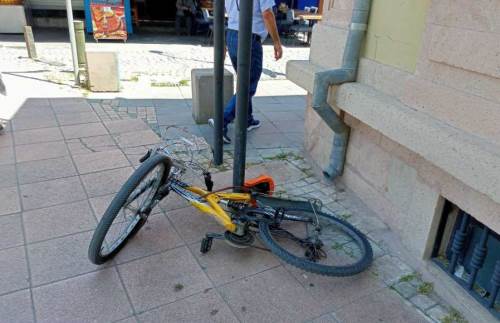 Gelişi güzel bırakılan bisiklet tepki çekti