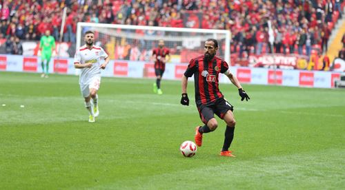 Gemiyi yine terk etmedi 