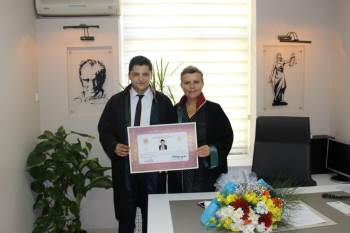 Genç Avukat Ruhsatnamesini Baro Başkanı Aynur’Un Elinden Aldı
