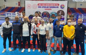 Genç Boksörlerden Madalya

