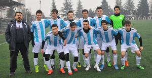 Genç erkekler sahne aldı