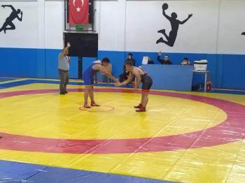 Genç Güreşçiler 2 Sıklette İl Birincisi Oldu
