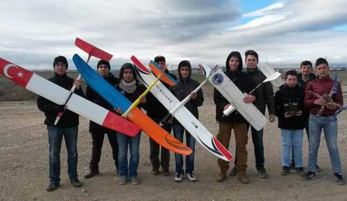 GENÇ HAVACILAR UÇUŞA GEÇTİ