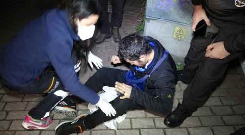 Genç kadın komşusunu bıçakladı, sebebi ise...