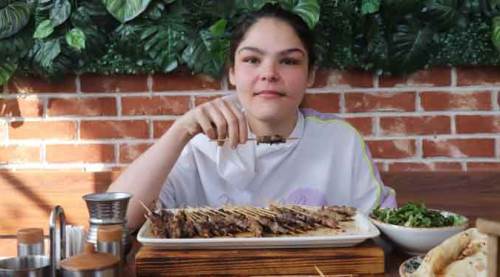 Genç kadının parmak ısırtan rekoru: 37 dakikada tam 255 tane yedi!