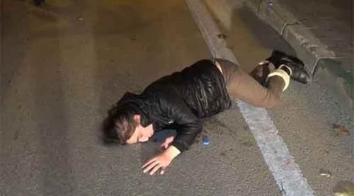 Genç kızı dövüp otomobilden attı