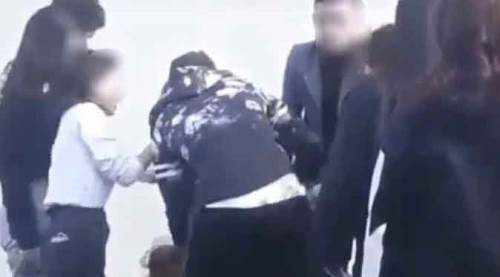 Genç kızlar parkta meydan savaşına girdi