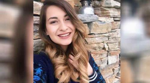 Genç öğretmenin öğrencilerinin gözü önünde...