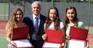 Genç sporcular belgelerini aldı