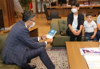 Genç Yazar Oğulcan Heybel, Kitabını Vali Ali Çelik’E Takdim Etti
