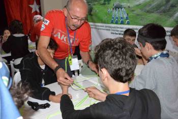 Gençler “Doğa Kampı”Nda Eğlenirken Öğreniyor
