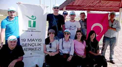 Gençler balık tutmayı öğreniyor