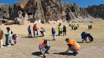 Gençler Emre Gölü Çevresinde Çöp Topladılar
