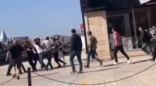 Gençler sokakta savaşa girdi! Sebebi ise...