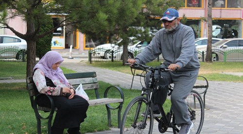 Gençlere taş çıkarıyor