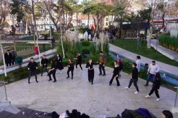 Gençlerin Tiyatro Gösterisi Büyük Beğeni Topladı
